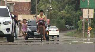 Bé gái mỗi ngày chạy bộ 2km đuổi theo mẹ từ trường về nhà