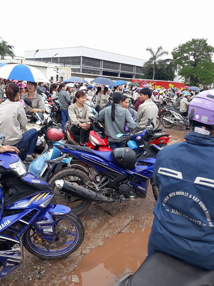 Bắc Giang: Công nhân đình công phản đối chậm lương, không đóng bảo hiểm gây ách tắc giao thông gần 3 tiếng2