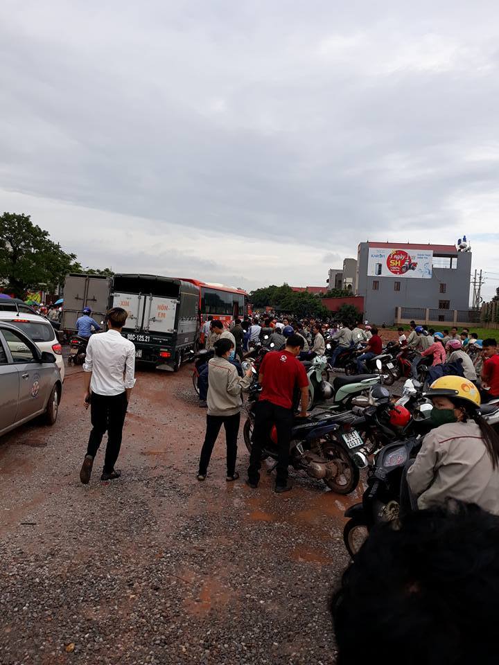 Bắc Giang: Công nhân đình công phản đối chậm lương, không đóng bảo hiểm gây ách tắc giao thông gần 3 tiếng4