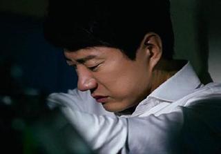 Vỏ bọc hạnh phúc của vị tiến sỹ già và cô vợ kém 25 tuổi