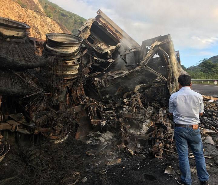 Gia Lai: 2 người chết cháy sau vụ tai nạn kinh hoàng