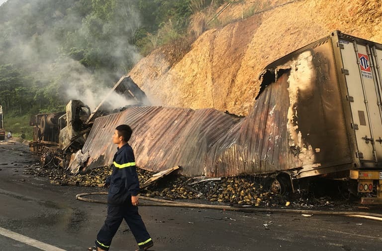 Gia Lai: 2 người chết cháy sau vụ tai nạn kinh hoàng4