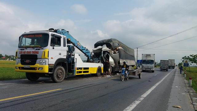 Nghệ An: Xe tải đâm vào đuôi xe container, 2 người bị thương nặng