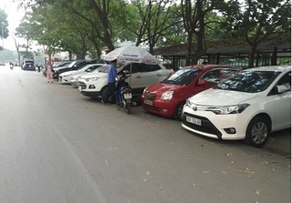 Bãi xe trái phép 'tung hoành', chính quyền phường Hoàng Liệt 'không thể xử lý'