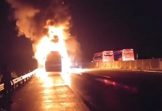 Xe khách liên tiếp cháy dữ dội trên cao tốc TP. HCM - Trung Lương
