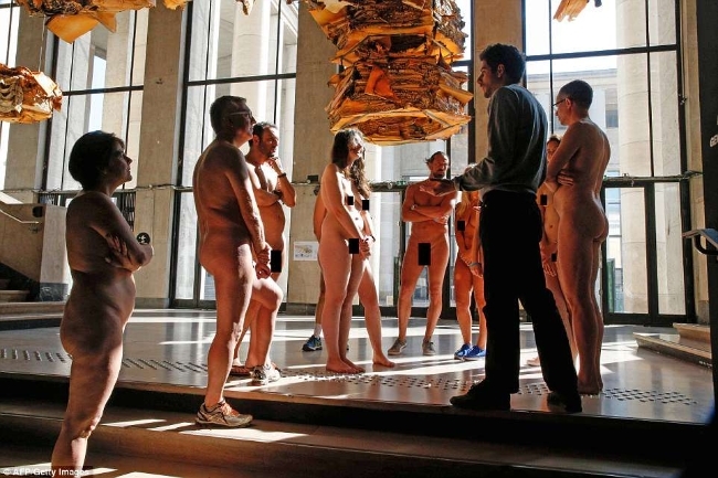 Pháp: 180 người khỏa thân vào xem triển lãm trong bảo tàng