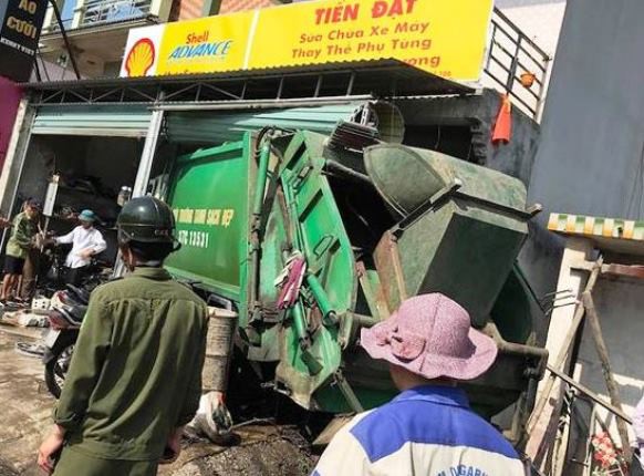 Nghệ An: Xe chở rác lao vào nhà dân 3 người bị thương 