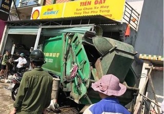Nghệ An: Xe chở rác lao vào nhà dân, 3 người bị thương 