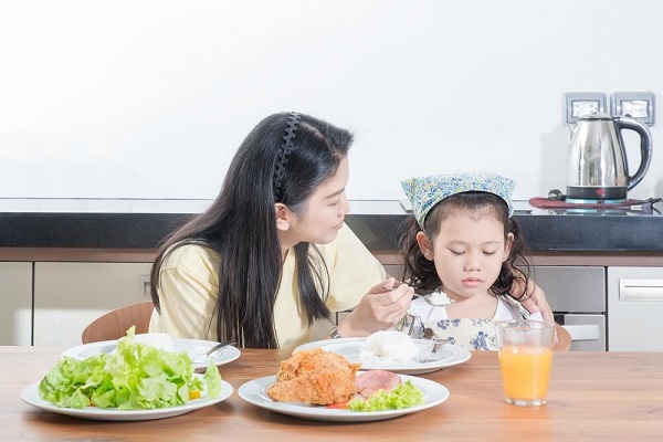 Chuyên gia dinh dưỡng kể tội bố mẹ khiến trẻ lười ăn 2