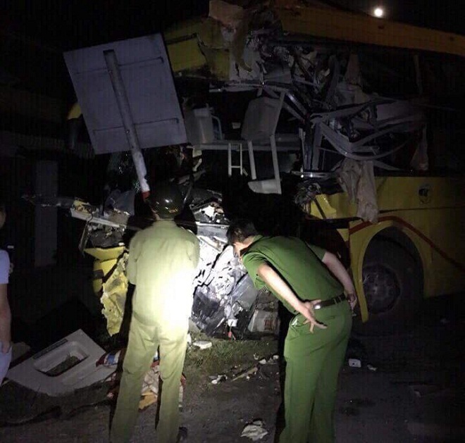 Hà Tĩnh: Xe khách tông đuôi xe tải, 12 người thương vong