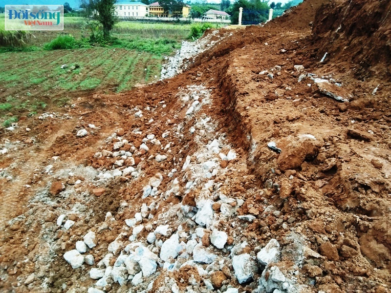 Sân vận động xã Đông Phong rút ruột công trình