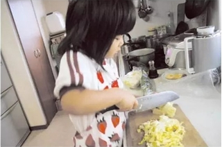 Người mẹ ung thư kiên trì dạy con 4 tuổi tự nấu ăn và làm việc nhà mỗi ngày