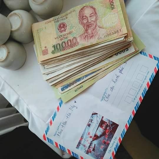 Hội bạn lầy lội tặng món quà cưới khiến cô dâu chú rể méo mặt