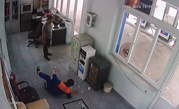 Vụ nhân viên cây xăng bị đánh: Hành hung người ngay trước mặt công an