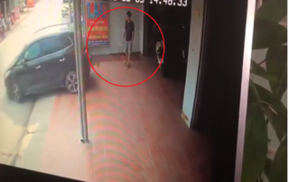 Clip: Xi nhan cho nữ tài xế lùi xe, nam thanh niên bị ép vào tường