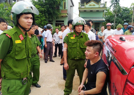 Hà Nam: Mang súng lái ô tô đi đánh ghen, tông thẳng vào xe cảnh sát 