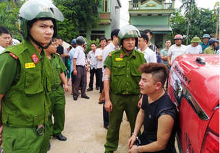 Hà Nam: Mang súng lái ô tô đi đánh ghen, tông thẳng vào xe cảnh sát 