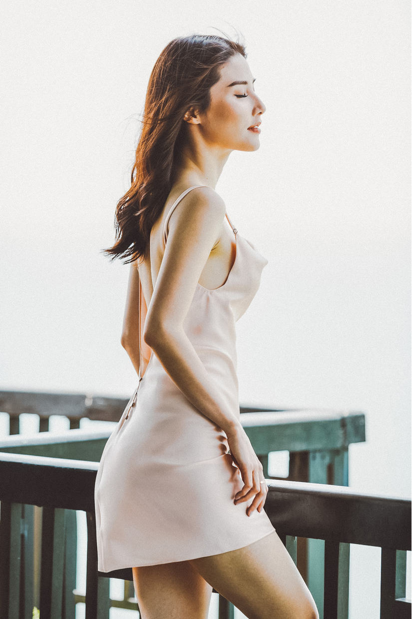 Diễm My 9X khoe hình thể nuột nà với váy ngủ mỏng tang