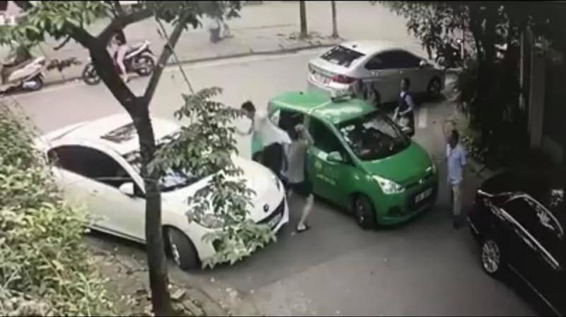 Bị ném mắm tôm oan sau vụ tài xế Mercedes đánh taxi Mai Linh2