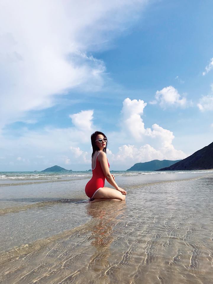 Bảo Thanh diện bikini khoe dáng đồng hồ cát trên bãi biển