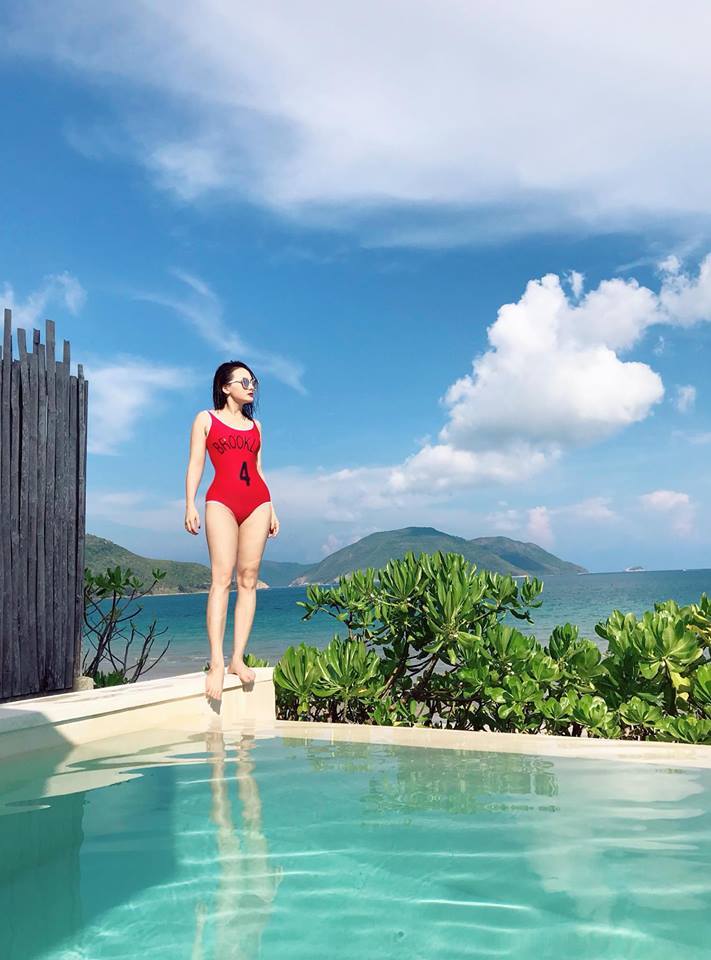 Bảo Thanh diện bikini khoe dáng đồng hồ cát trên bãi biển