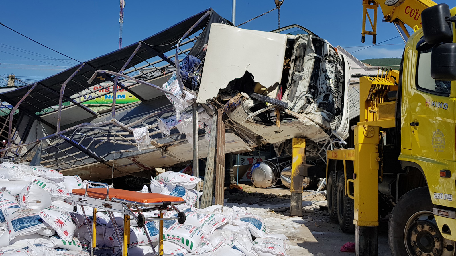Lâm Đồng: Xe tải mất lái gây tai nạn thảm khốc, ít nhất 6 người tử vong