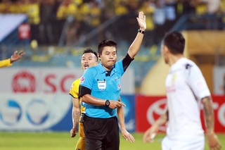 Trọng tài gây nhiều tranh cãi tại V-League cầm còi trận Hà Nội – HAGL