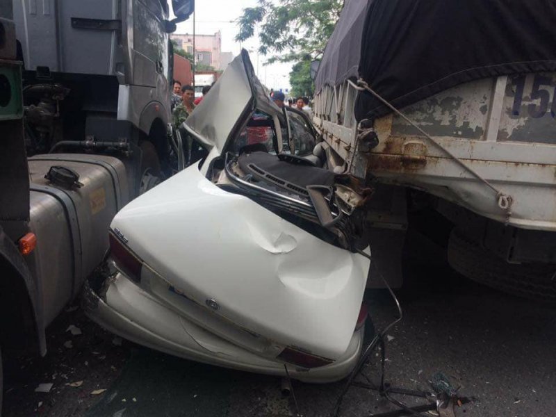 Hải Phòng: Xe 80B kẹt giữa xe container và xe tải sau vụ tai nạn