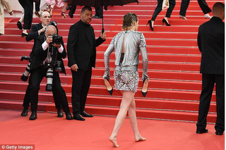 Clip Kristen Stewart vô tư ngáp, bỏ giầy đi chân đất trên thảm đỏ tại LHP Cannes