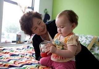 Mẹ chồng quy tiền công 5 tháng chăm cháu thành máy giặt 10 triệu