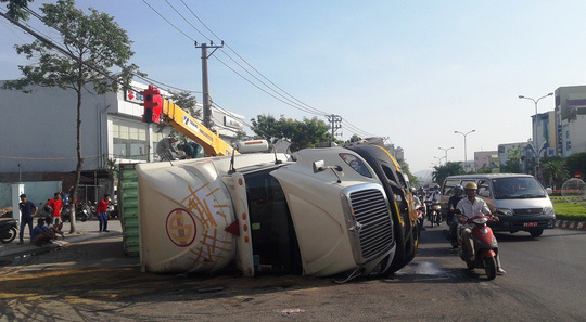 Container lật ngang khi cua vào vòng xuyến