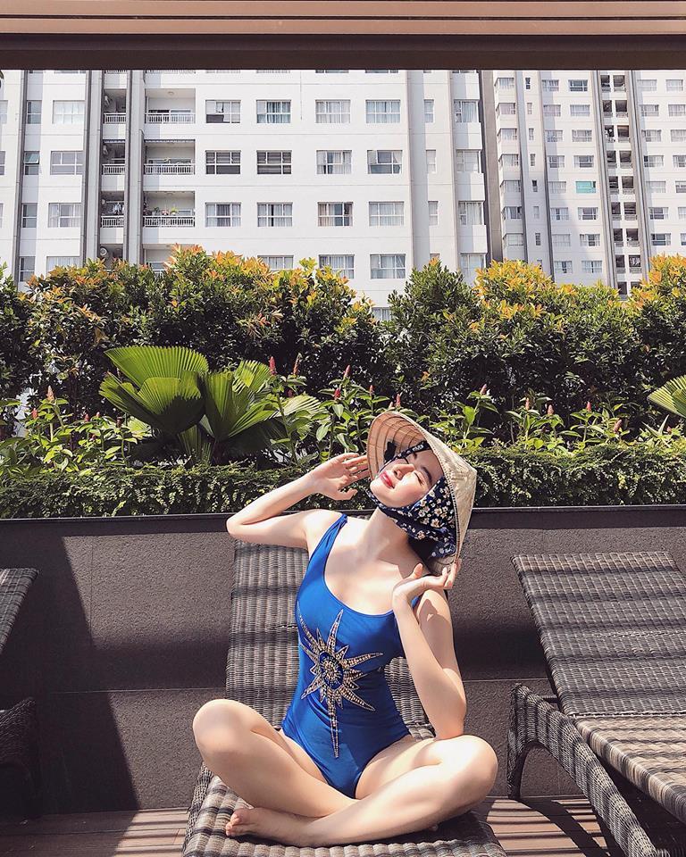 Angela Phương Trinh mặc bikini đội nón lá khoe 3 vòng đón hè