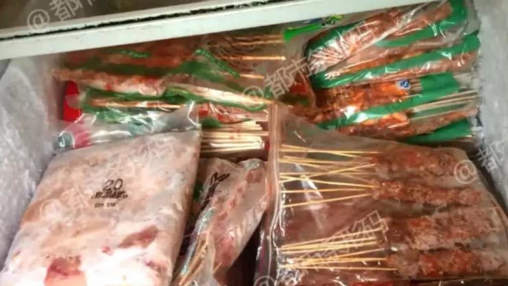 Hàng trăm dân TQ đào trộm thịt tiêu hủy sát biên giới VN