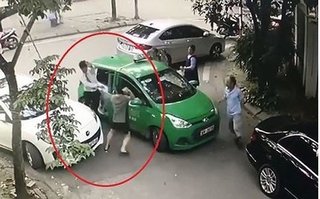 Tài xế Mercedes cầm gạch đánh tài xế taxi Mai Linh khai gì tại cơ quan công an?