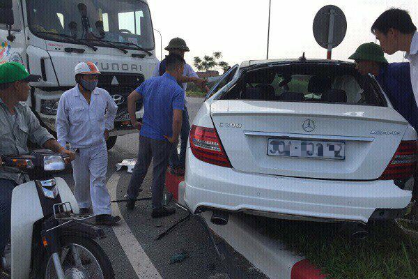 “Xế sang” Mercedes C300 AMG hư hỏng nặng khi va chạm với xe bồn