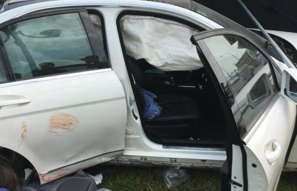 “Xế sang” Mercedes C300 AMG hư hỏng nặng khi va chạm với xe bồn2