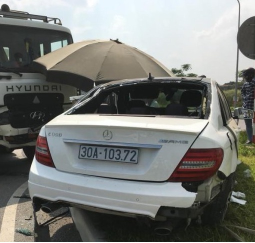 “Xế sang” Mercedes C300 AMG hư hỏng nặng khi va chạm với xe bồn3
