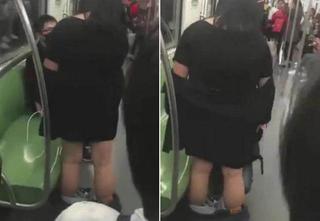 Cãi nhau với bạn trai, cô gái tụt quần ngay trên tàu điện ngầm