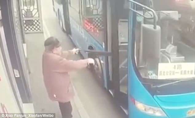 Tranh cãi gay gắt về vụ ông lão chết khi cố mở cửa xe buýt bằng ô