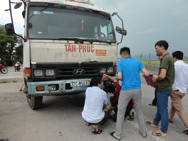 Hà Tĩnh: Phơi lúa trên quốc lộ 1A, người phu nữ bị xe tải tông chết