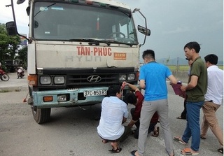Hà Tĩnh: Phơi lúa trên quốc lộ 1A, người phu nữ bị xe tải tông tử vong