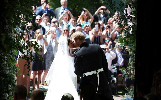 Hàng triệu phụ nữ trên thế giới thổn thức nhìn Hoàng tử Harry và hôn thê Markle nên duyên vợ chồng