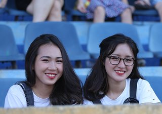 Fan nữ Nam Định đội nắng gần 40 độ 'săn' Quang Hải