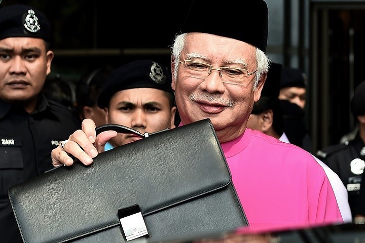 Bị phát hiện 72 vali tiền trong nhà, cựu thủ tướng Malaysia nói 