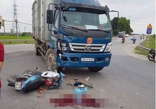 Bắc Ninh: Xe máy đấu đầu xe tải, 2 thanh niên tử vong tại chỗ