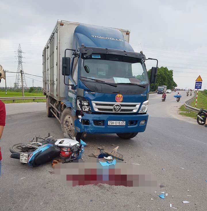 Bắc Ninh: Xe máy đấu đầu xe tải, 2 thanh niên tử vong