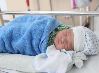 Hai bé sơ sinh bị bỏ rơi tại bệnh viện Đức Giang, các bác sĩ thay nhau vắt sữa cho bú