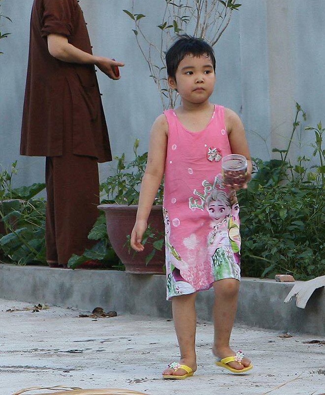 Bé gái 5 tuổi bị lạc được đưua vào chùa trên huyện Quốc Oai giống hệt bé Minh Châu mất tích