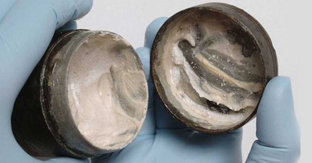Hộp kem trắng da có niên đại 2000 năm tuổi vừa được phát hiện