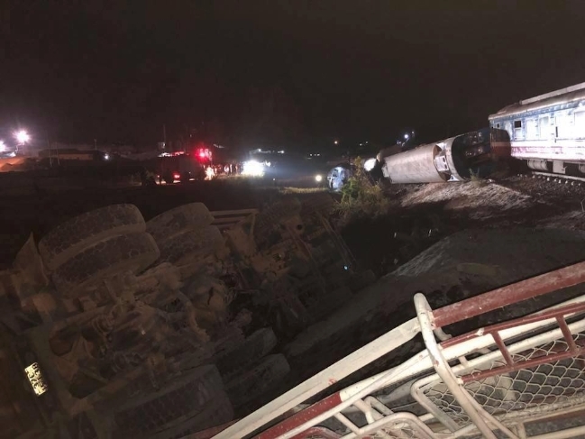 Thanh Hóa: Tàu hỏa va chạm xe tải, 5 toa bị lật, 10 người thương vong